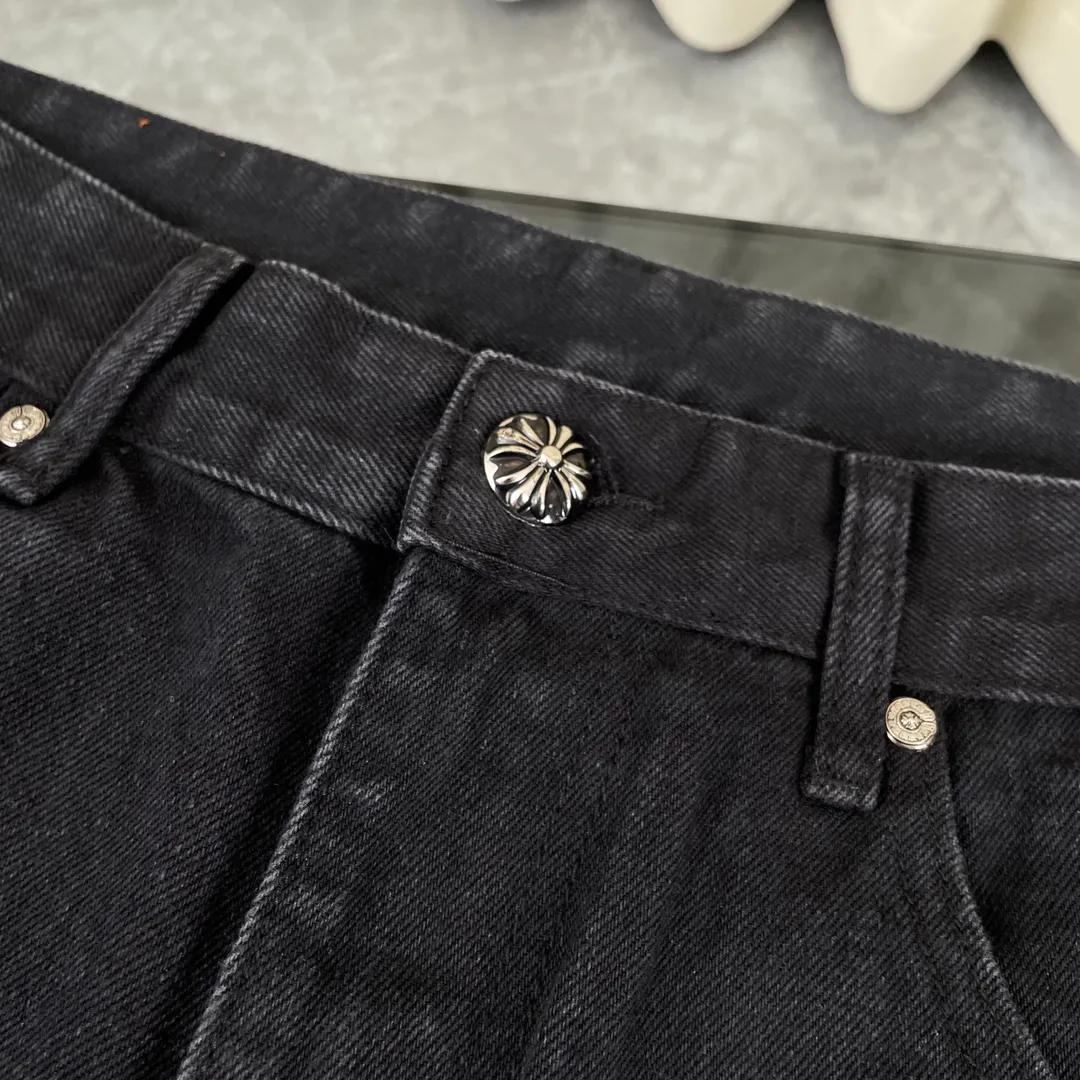 🅿️280 original development, hardware customization, chrome hearts Chengdu limited, new city limited jeans, Chrome Hearts city limited jeans, vintage levis, American-made 501 black and gray base version, Levi's American-made 501 base version, imported sheepskin, 925 silver jewelry remake [Top heavy industry fashionable design] Consistently made in high street luxury style. Speaking of this style, the Zangyin family and GU family are definitely the leading representative brands. Especially the Zangyin family has really achieved a state-of-the-art effect in creating high street style. The unique washed material is used to create this style. The color system is quite eye-catching. It is decorated with patchwork cross flowers, which cleverly highlights the charm of the brand. Secondly, this style uses classic The high-waist cutting design highlights the long legs and fashionable temperament of the upper body. The brand is highly recognizable and the slim fit configuration is more suitable for daily wear. It is a product that interprets personality, fashion, and specifications at a glance. This single product is enough to make any fan excited. It can be a white T-shirt for youthful preppy style, or a tight suspender for lady style. It has strong matching ability and can be easily controlled by men.  [Material and craftsmanship] Needless to say, this point goes without saying. As an excellent craftsman brand, Zangyin has really perfect requirements for details and craftsmanship. The washed color of this model has gone through so many processes, not to mention the embellishment of the denim appliqués. It is also purely handmade and sewn. Just like what they believe in, only handmade things have soul and have the meaning of wear. A top-notch heavy-duty fashionable denim item, I look forward to your perfect interpretation! !